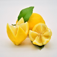 Limones partidos con un corte original, forma de dientes