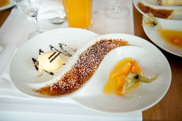 Crème brûlée mit Orangen-Physalis-Kompott und Vanilleeis, Festliches Dessert 