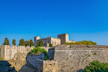 Obraz premium Walls of the fortress of the old town of Rhodes on the island of Rhodes in Greece.