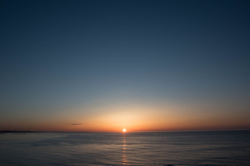 静かな海に沈む夕日