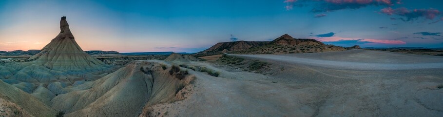 Tereny pustynne Bardenas Reales w słoneczny lipcowy wieczór