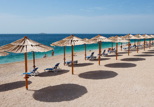 Croatia, Dalmatia, Primosten, Adria, Beach with beach umbrellas