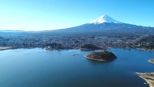 富士山と河口湖湖畔をドローンで空撮映像