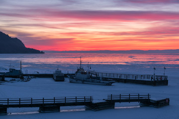 Obraz premium Winter morning on the pier in the Big Koty village