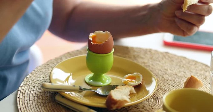 eating oeuf a la coque