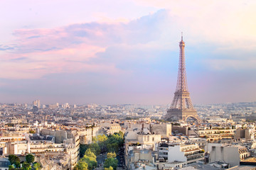 Coucher de soleil Tour Eiffel et vue sur la ville de Paris forment l& 39 Arc de Triomphe. Tour Eiffel du Champ de Mars, Paris, France. Beau fond romantique.