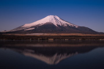 Fototapeta na wymiar Mt.Fuji and the water reflection at Lake Yamanaka during the winter