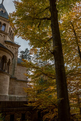 Kirche im Herbstwald