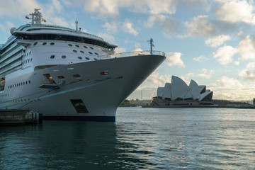 Fototapeta na wymiar Kreuzfahrtschiff am Hafen von Sydney Australien