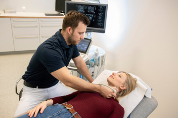 Schilddrüsenuntersuchung an Patientin in der Radiologie