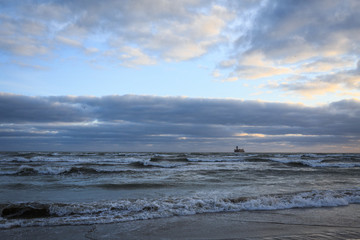 Obraz premium sea with waves against a cloudy sky