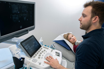 Sonographie Untersuchung an Patientin durch Radiologen in der Radiologie