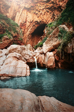 Schlucht in Iminifri bei Demnate in Marokko mit kleinem Wasserfall und Fluss