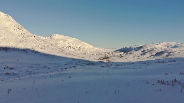 Flug durch ein Hochtal in dern N&auml;he von Troms&ouml;