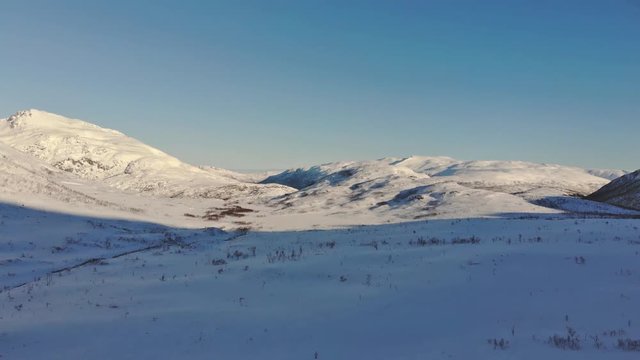 Flug durch ein Hochtal in dern N&auml;he von Troms&ouml;
