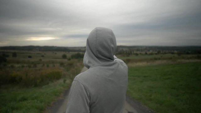 Men is looking on valley. Med shot.