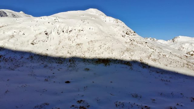 Flug durch ein Hochtal in dern N&auml;he von Troms&ouml;