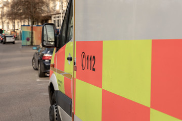 Fahrzeug mit Notrufnummer auf der seite