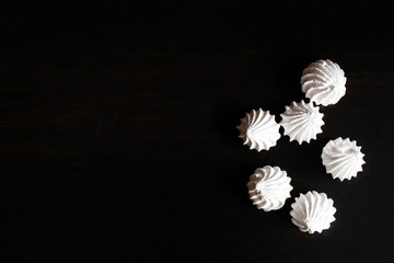 Obraz premium sweet marshmallows on a dark background