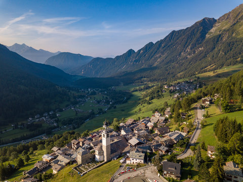 Vista aerea di Ayas, Aosta, Italia