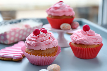 Tasty Easter cupcakes on tray, closeup