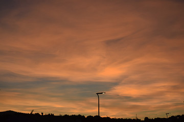 Coucher de soleil dans un ciel couvert de légers nuages blancs