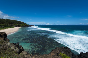 Fototapeta na wymiar Ocean waves crashing tropical island beach