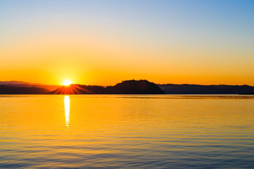 夕陽に輝く湖面