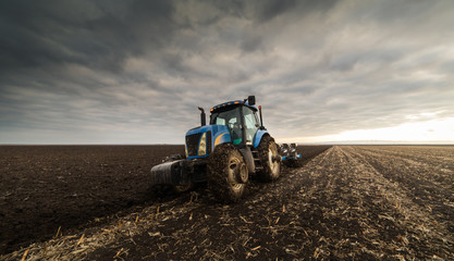 Obraz premium Rolnik orze ściernisko