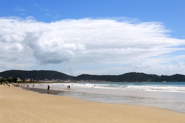 Praia tropical, praia de Canto Grande, Mariscal, cidade de Bombinhas, estado de Santa Catarina, Brasil 