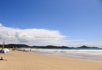 Fototapeta na wymiar Praia tropical, praia de Canto Grande, Mariscal, cidade de Bombinhas, estado de Santa Catarina, Brasil 
