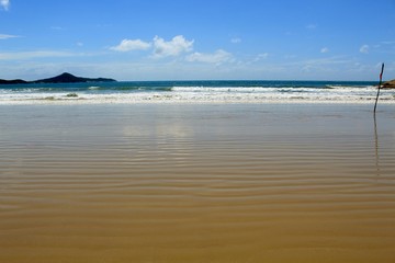 Praia tropical, praia de Canto Grande, Mariscal, cidade de Bombinhas, estado de Santa Catarina, Brasil 