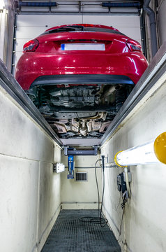 Car passing over the inspection pit