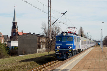 Pociąg pasażerski wjeżdżający na stację kolejową