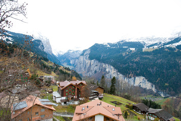 Fototapeta premium 秋のベルナー・オーバーラント ヴェンゲンから見たラウターブルンネンの谷（スイス・ベルン州）