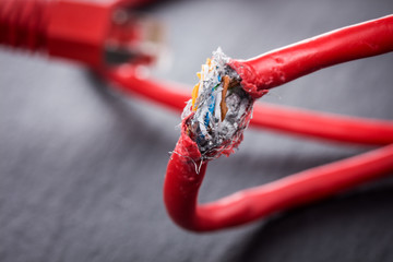 Verbindung getrennt - rotes kaputtes Netzwerk Kabel