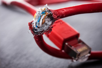 Technische Störung -  rotes kaputtes Netzwerk Kabel