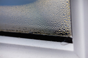 Wasser kondensiert am Fensterrahmen