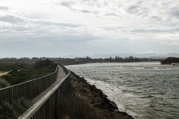 Obraz premium A boardwalk along the ocean