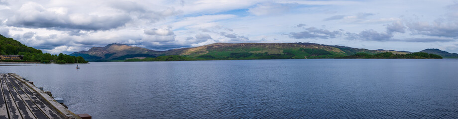Panoramaaufnahme von Loch Lomond in den schottischen Highlands