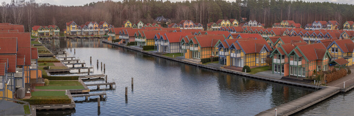 Panorama einer Ferienhaus Siedlung in Rheinsberg am Wasser