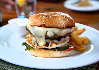 hamburger fumante con formaggio e bacon 