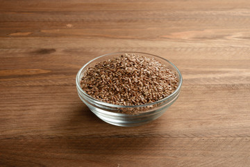 Lino marrón en la mesa en un bol de cristal