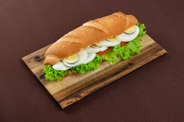 sandwich with egg greens and tomato