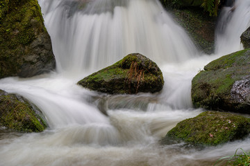 Wasserfall mit Steinen voller Moos