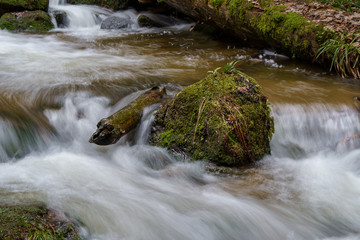 Wasserfall mit Steinen voller Moos