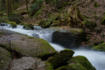Wasserfall mit Steinen voller Moos