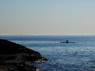 海でカヌーをする人
