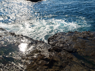 波に反射する光