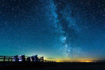 Milchstraße bei Nacht über der Nordsee - 256440209